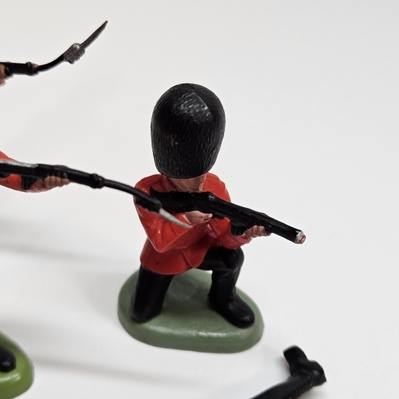 VINTAGE Britains Ltd Scottish Regimental Toy Solider Lot - Picture 3 of 5